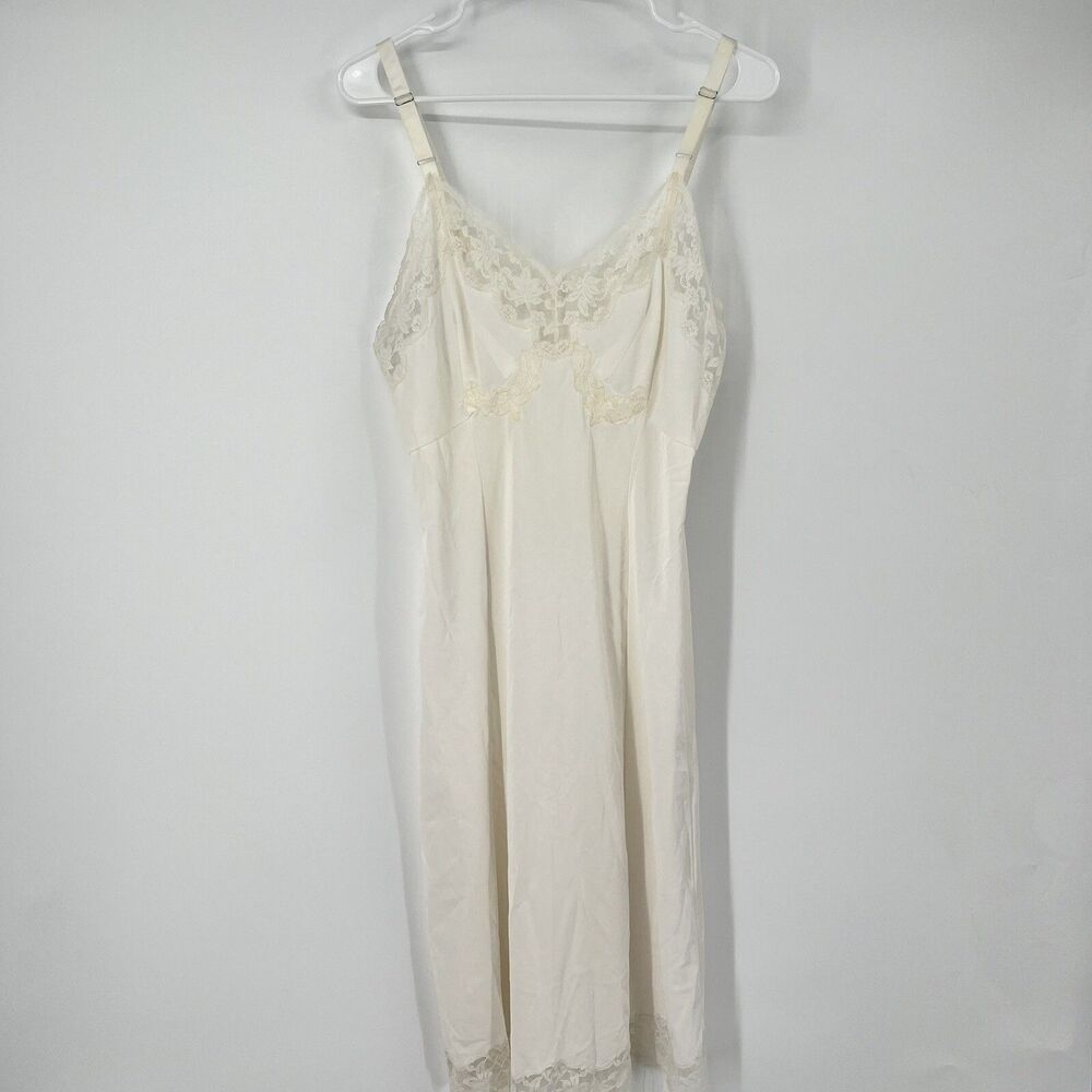 VTG 70’s Wonder Maid Molded Magic Ivory Lace Bodice Nylon Full Slip Modest